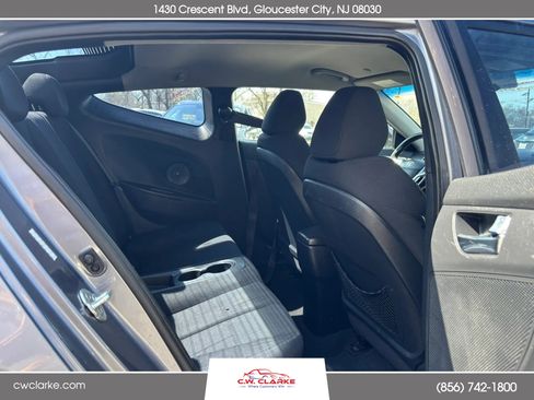 Used 2016 Hyundai Veloster FWD image 18