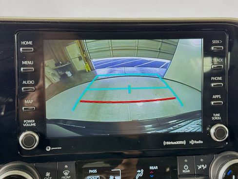 Used 2020 Toyota Highlander XLE AWD/4WD image 35