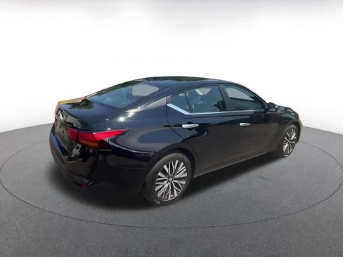Used 2025 Nissan Altima 2.5 SV FWD image 14