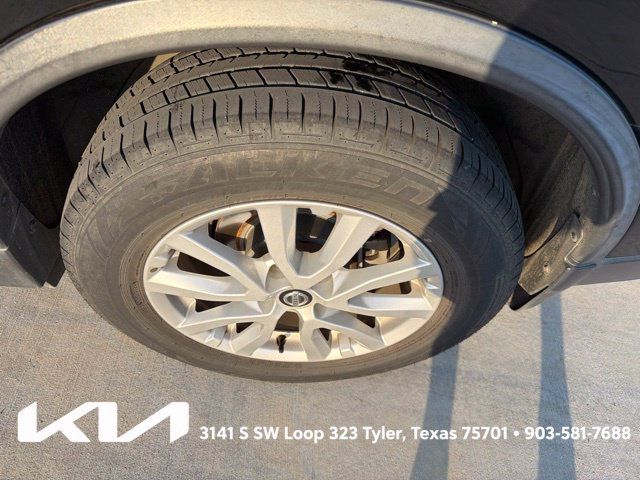 Used 2018 Nissan Rogue SV w/ Premium Package FWD image 8