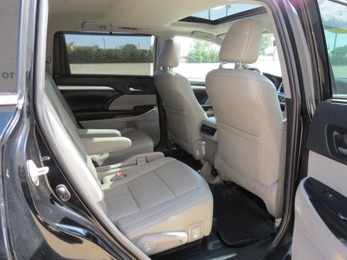 Used 2019 Toyota Highlander XLE FWD image 35