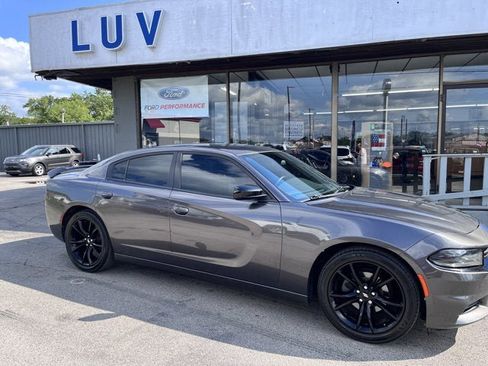 Used 2018 Dodge Charger SXT w/ Blacktop Package image 2
