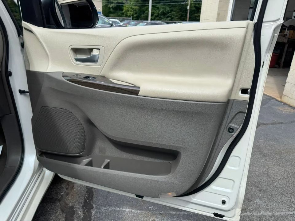 Used 2015 Toyota Sienna XLE FWD image 20