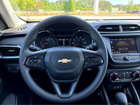 Used 2023 Chevrolet TrailBlazer LT FWD image 11