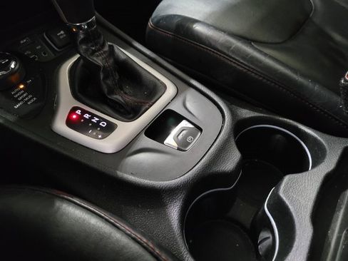 Used 2014 Jeep Cherokee Trailhawk w/ Technology Group image 40