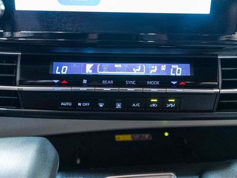Certified 2025 Toyota Sienna LE FWD image 27