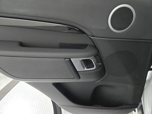 Used 2025 Land Rover Discovery S image 21