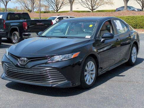 Used 2018 Toyota Camry LE FWD image 5