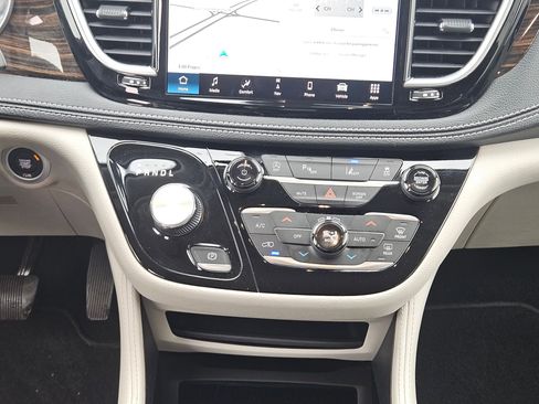 Used 2024 Chrysler Pacifica Limited image 19