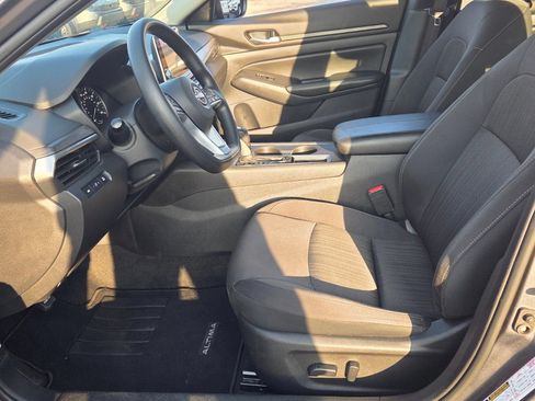 Used 2025 Nissan Altima 2.5 SV FWD image 5