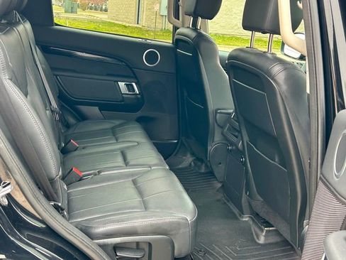 Used 2019 Land Rover Discovery SE image 11