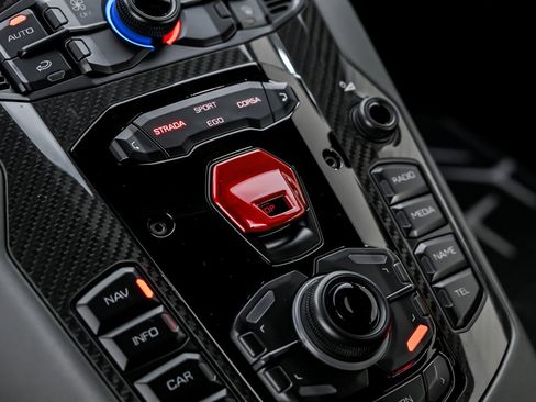 Used 2019 Lamborghini Aventador SVJ image 38