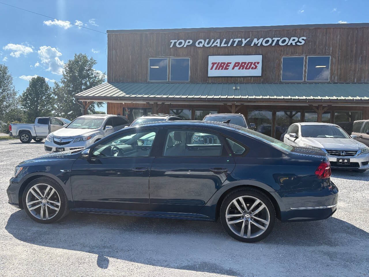 Used 2018 Volkswagen Passat 2.0T R-Line FWD image 1
