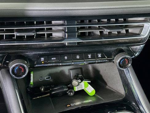 Used 2025 Chevrolet Traverse LT image 24