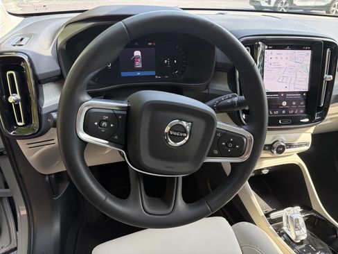 Certified 2023 Volvo XC40 B5 Plus AWD/4WD image 18