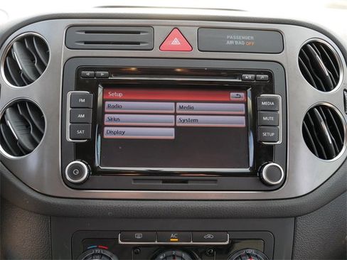 Used 2011 Volkswagen Tiguan SE image 33