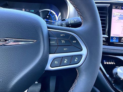 Used 2024 Chrysler Pacifica Pinnacle FWD image 23