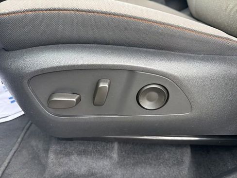 Used 2025 Chevrolet Traverse LT FWD image 13
