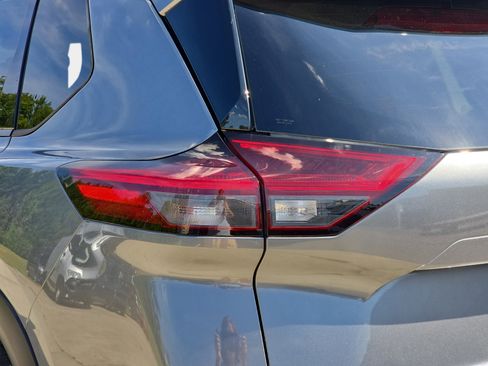 Used 2021 Nissan Rogue SV w/ Premium Package FWD image 34