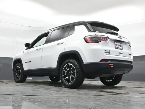 Used 2025 Jeep Compass Trailhawk AWD/4WD image 45