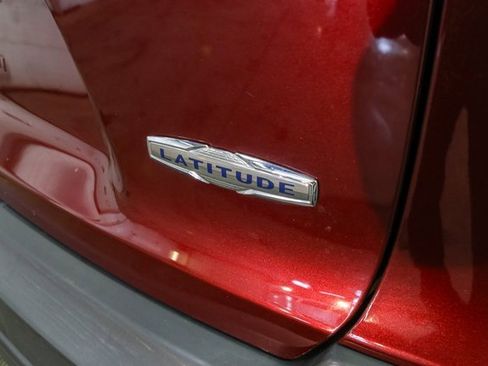 Used 2019 Jeep Cherokee Latitude w/ Cold Weather Group image 11