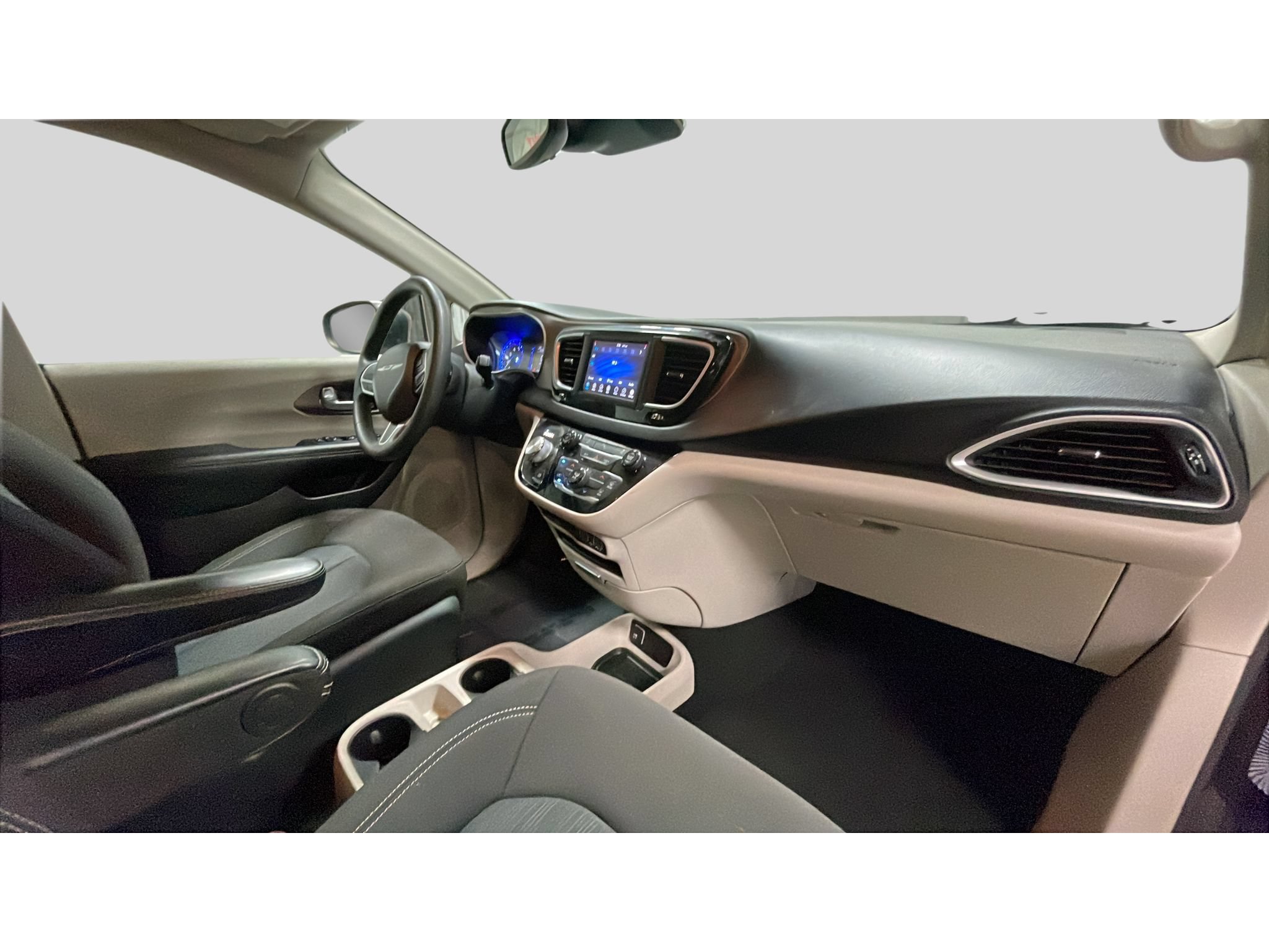 Used 2021 Chrysler Voyager L FWD image 15