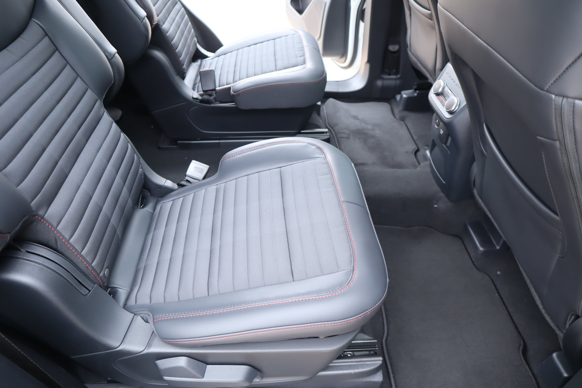 New 2026 Ford Explorer ST-Line w/ ST-Line Street Pack AWD/4WD image 17