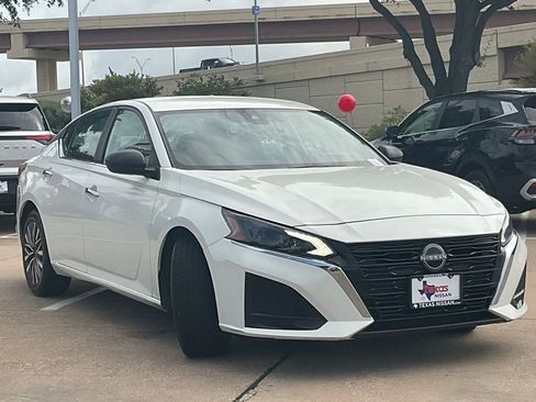 Used 2025 Nissan Altima 2.5 SV FWD image 3