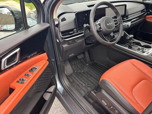 Used 2025 Kia Carnival SX Prestige image 9