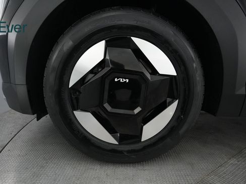 Used 2024 Kia EV9 Light Long Range RWD image 19