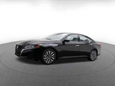 Used 2025 Nissan Altima 2.5 SV FWD image 3