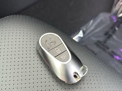 Used 2025 Mercedes-Benz GLC 350e 4MATIC image 35