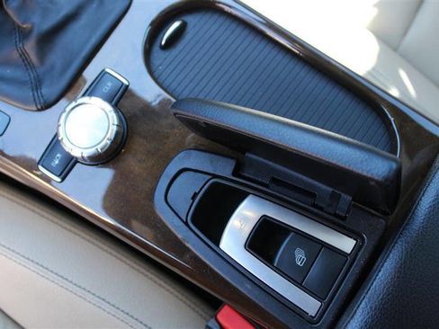 Used 2015 Mercedes-Benz SLK 250 w/ Premium Package image 33