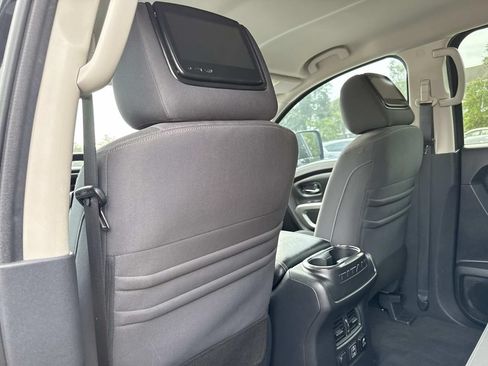 Used 2021 Nissan Titan SV w/ SV Convenience Package RWD image 15