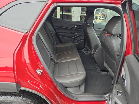 Used 2025 Chevrolet Trax RS w/ Sunroof Package image 17