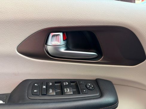 Used 2018 Chrysler Pacifica Touring Plus w/ Tire & Wheel Group FWD image 5