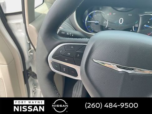 Used 2023 Chrysler Pacifica Touring-L FWD image 20