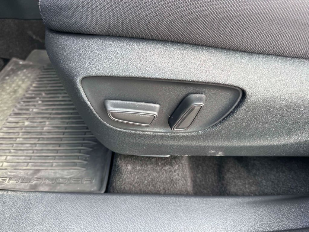 Used 2025 Toyota Highlander LE AWD/4WD image 16