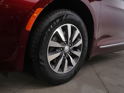 Used 2020 Chrysler Pacifica Touring-L Plus image 25