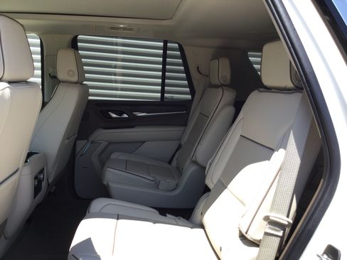 Used 2022 GMC Yukon Denali w/ Denali Premium Package AWD/4WD image 12