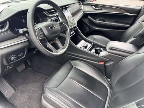 Used 2025 Jeep Grand Cherokee L Limited w/ Black Appearance Package image 18