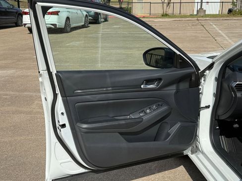 Used 2025 Nissan Altima 2.5 SV FWD image 18