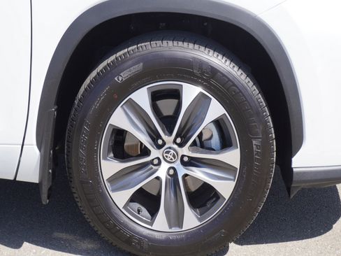 Used 2025 Toyota Highlander XLE AWD/4WD image 5
