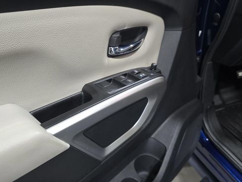 Used 2023 Nissan Titan SV w/ SV Convenience Package image 9
