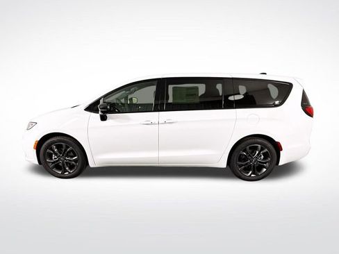New 2026 Chrysler Pacifica Select image 4