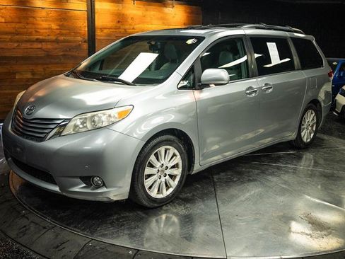 Used 2012 Toyota Sienna Limited w/ Premium Pkg FWD image 2