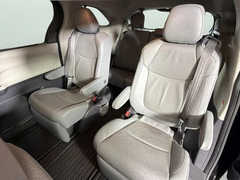 Used 2021 Toyota Sienna Limited FWD image 28