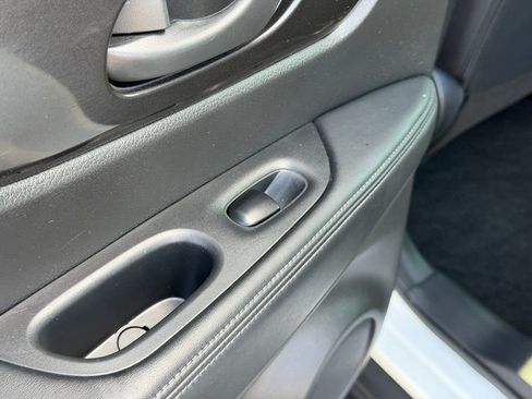 Used 2020 Nissan Rogue S FWD image 18