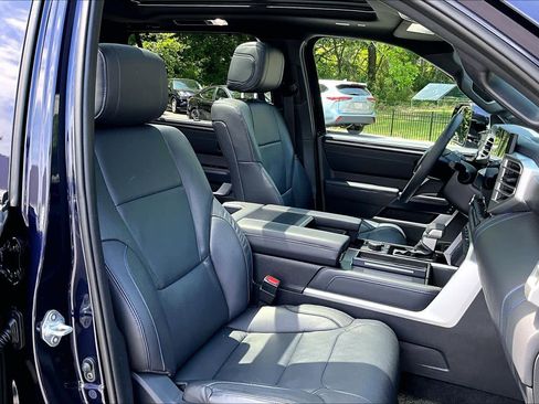 Certified 2025 Toyota Sequoia Platinum AWD/4WD image 9