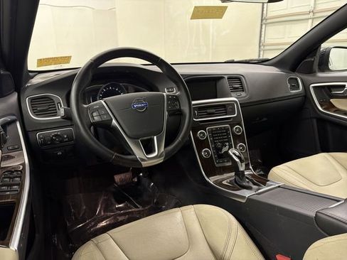 Used 2017 Volvo V60 T5 Premier w/ Convenience Package image 17